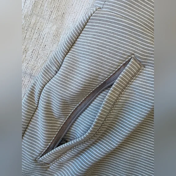 Athleta Skort Size Medium Gray & White Striped Modern Metro Athletic Zip Pockets - Picture 3 of 9